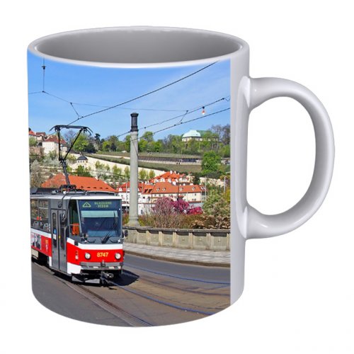 Hrnek - tramvaj ČKD Tatra T6A5 pod pražským hradem