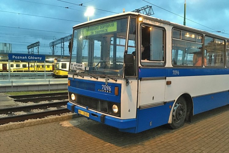 Nyakkendőtű autóbusz Karosa B732 - kék