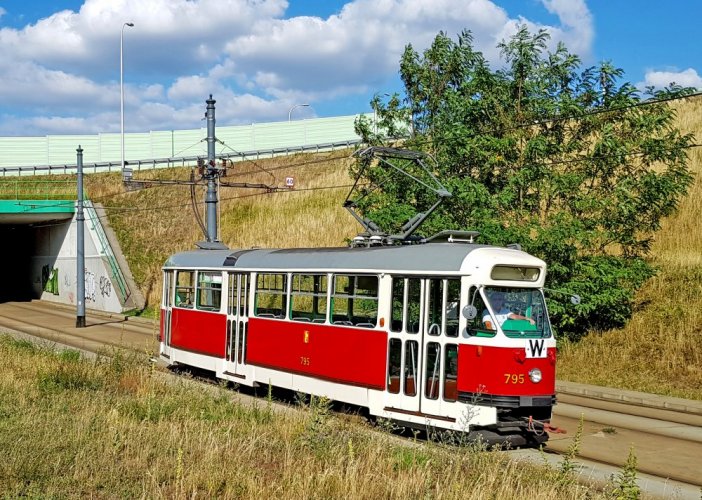 Taška přes rameno - tramvaj Konstal 13N
